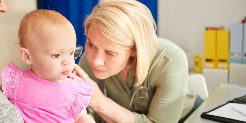 Korvatulehdus vauvalla: Oireet, hoito ja ehkäisy