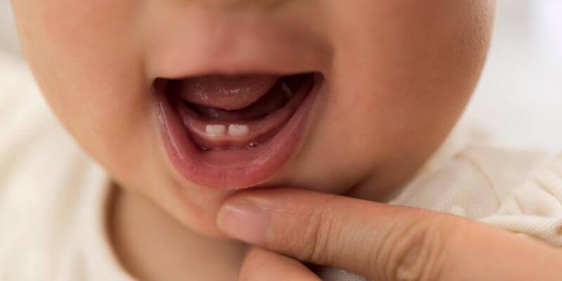 Milloin vauvan hampaat puhkeavat? Opas vanhemmille