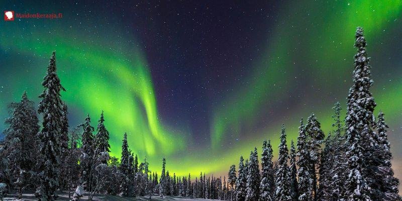 Perinteiset suomalaiset tavat kaste- ja nimiäisjuhlissa